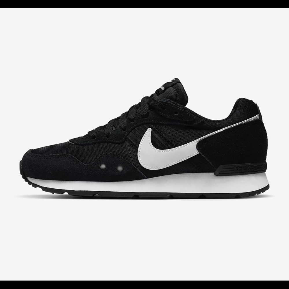 Nike Venture Runner Sneaker